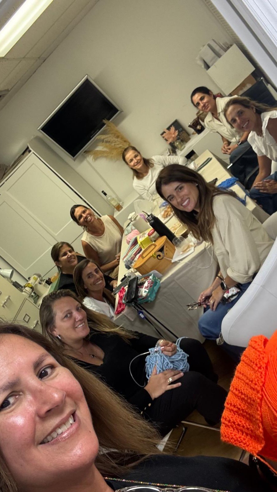 ¡Tu talento (o tus ganas de aprender) pueden transformar vidas! 🧶✨En @ongcapitalhumanous seguimos Tejiendo Redes Solidarias en Miami. Tejemos gorritos para mujeres y niños bajo tratamiento oncológico, pero nuestra misión va mucho más allá de una prenda de lana.El gorrito es nuestro nexo: es el puente que nos permite acercarnos a las familias, conocer sus necesidades reales y brindarles el acompañamiento integral que necesitan en este momento. Queremos que cada entrega sea un abrazo de esperanza y el inicio de un camino juntos.¿Lo mejor? No necesitás traer nada más que tu corazón.• ✅ ¡Todo incluido!: Nosotros te brindamos todos los materiales (lanas, agujas).• ✅ Para todos los niveles: ¿Sabés tejer al crochet? ¡Genial! ¿Querés aprender? ¡Te enseñamos!🗓 PRÓXIMO ENCUENTRO: Lunes 4 de mayo.⏰ Horario: De 6 a 8 PM.📍 Lugar: Key Biscayne.(Nos reunimos el primer y tercer lunes de cada mes).📲 ¿Cómo te sumás?Escribinos por WhatsApp para registrarte:• Cyntia: +54 11 3456 7770 Presidente / Fundadora Capital Humano• Angeles: +1 (305) 342-4162 Coordinadora ¡Ayudanos compartiendo este post o etiquetando a esa amiga que ama tejer con propósito! 💖#TejiendoRedesSolidarias #MiamiSolidario #CapitalHumanoUS #Solidaridad #CrochetSolidario MiamiEvents AcompañamientoOncologico