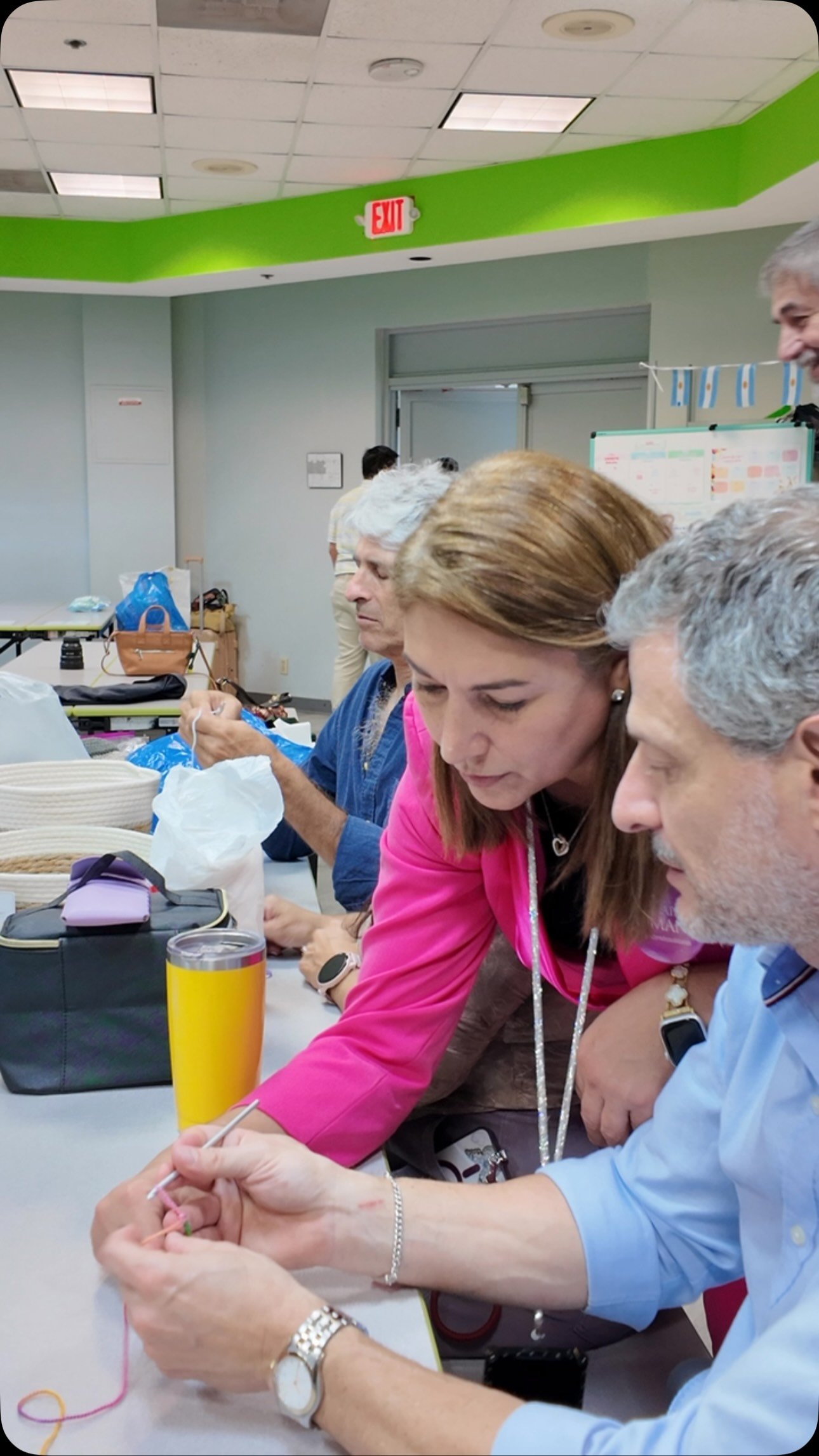 🧶 ¡SELLAMOS NUESTRA ALIANZA SOLIDARIA! 🧶

Este sábado 29 de agosto, @ongcapitalhumano, @capitalhumanous y @escuelaargentinamia dimos un paso importante: unimos manos, agujas y corazones.

A partir de ahora, cada tercer sábado del mes, la @escuelaargentinamia abre sus puertas a toda la comunidad para tejer juntos. Cada gorrito que sale de estos encuentros viaja hasta Argentina, donde acompaña a niños y mujeres que atraviesan un tratamiento oncológico.

Hombres y mujeres tejieron codo a codo en este primer encuentro. Gracias infinitas al @consuladoargentinomia por acompañarnos antes y durante la jornada 🙏

Y hay algo más: los alumnos de high school que se sumen podrán validar sus horas de voluntariado, avaladas por la Escuela Arg en Miami y Capital Humano U.S.

¿Querés ser parte?
No hace falta saber tejer. No hace falta tener tiempo libre.
Podés colaborar con el valor de un cafecito al mes, o sumarte como sponsor. 

Cada aporte, por pequeño que sea, es un hilo más en esta red que ya está abrigando corazones.

Escribinos por mensaje privado y sumate a esta gran comunidad solidaria 💛

Seguimos juntos. #TejiendoRedesSolidarias

#AlianzaSolidaria #CapitalHumano #EscuelaArgMiami